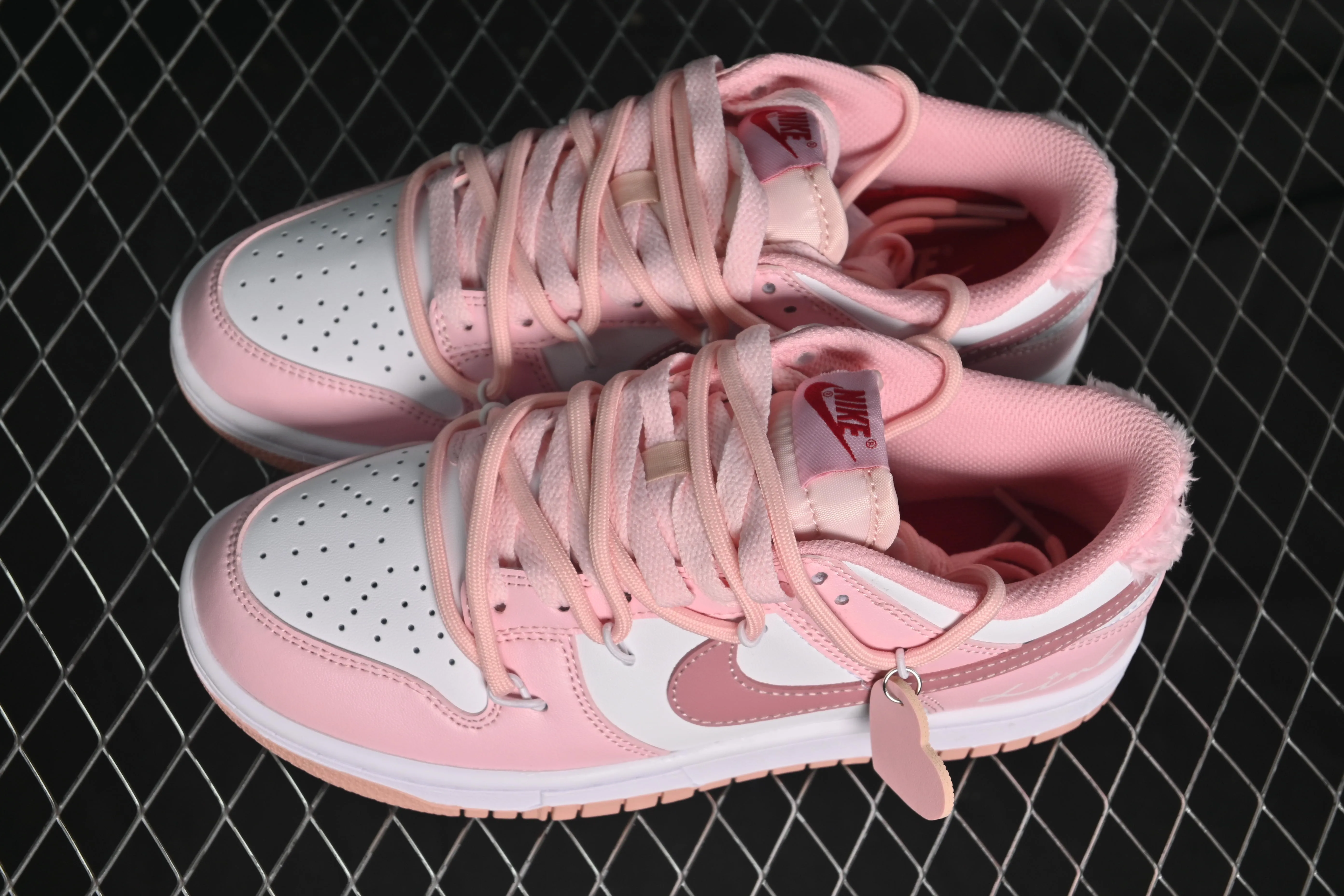 All Categories Nk SB Dunk Series Nk SB Dunk Low Low-top sneakers Nike SB Dunk Low White Pink Straps Low-top casual sneakers DO6485-600